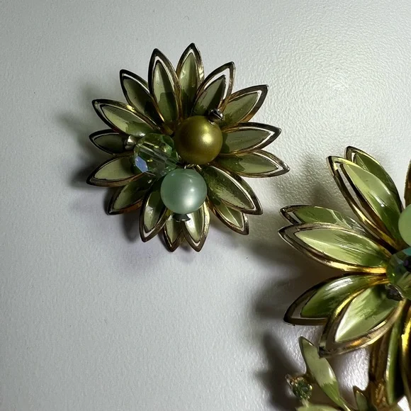 Signed CORO green enamel Flower with matching earrings Earrings - Picture 8 of 8